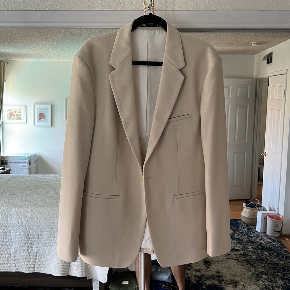 I’m a size Large & this fits perfect. Only worn once. In superb condition still